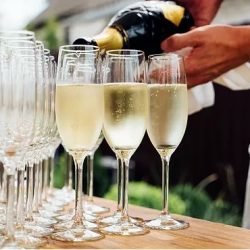 Geniet van champagne in de tuin van Kasteel Groeneveld met Pasen