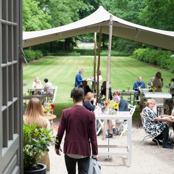 Lunchen in de tuin bij Het Juweel Sparrendaal in Driebergen