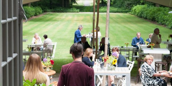 Lunchen in de tuin bij Het Juweel Sparrendaal in Driebergen