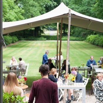 Lunchen in de tuin bij Het Juweel Sparrendaal in Driebergen