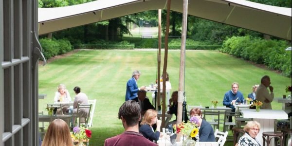 Lunchen in de tuin bij Het Juweel Sparrendaal in Driebergen