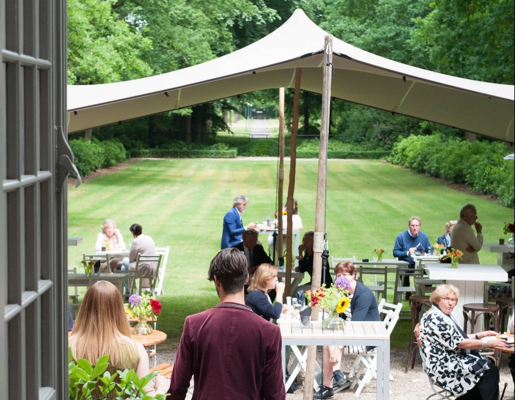 Lunchen in de tuin bij Het Juweel Sparrendaal in Driebergen