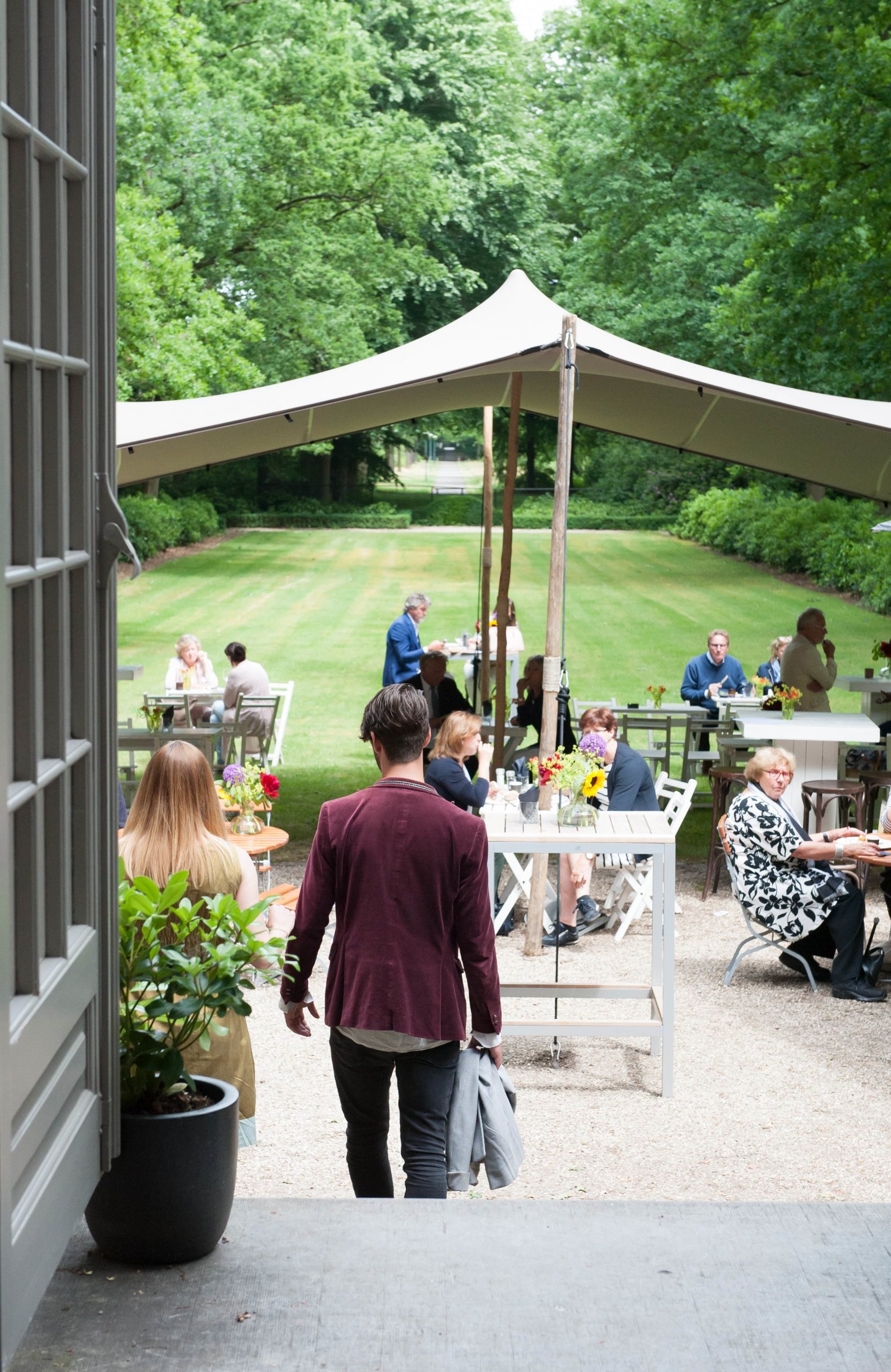 Lunchen in de tuin bij Het Juweel Sparrendaal in Driebergen
